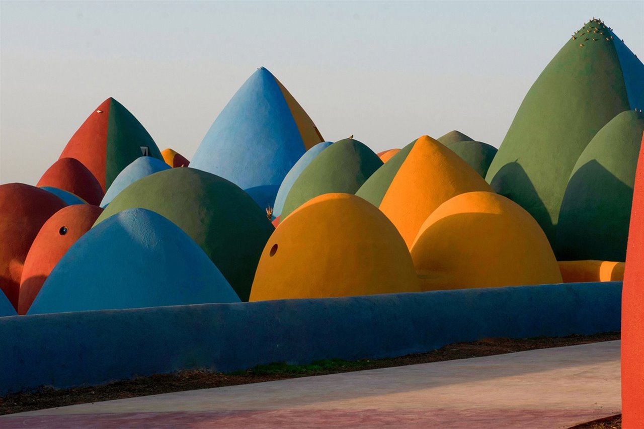 Los domos de diversos tamaños, con forma ovoide y pintados en un arcoíris de color constituyen la original arquitectura de este lugar.