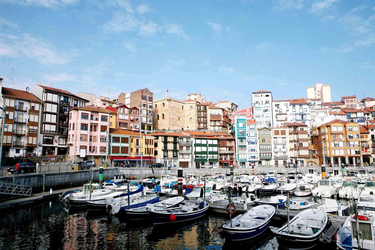 Puerto de Bermeo en el País Vasco, con sus casas de colores de varias plantas en primera línea de mar. 