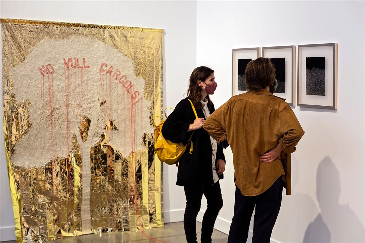Visitantes en la sección de arte de la exposición El Mejor Diseño del Año 2021. 