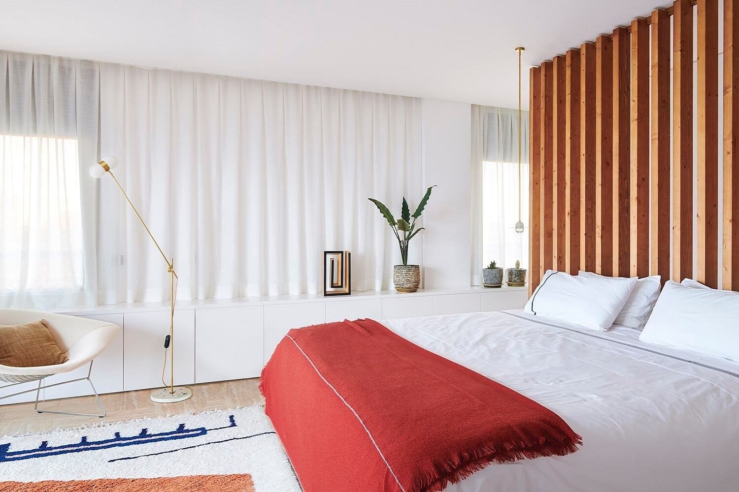Cama con cabecero de madera y butaca Diamond Lounge Chair