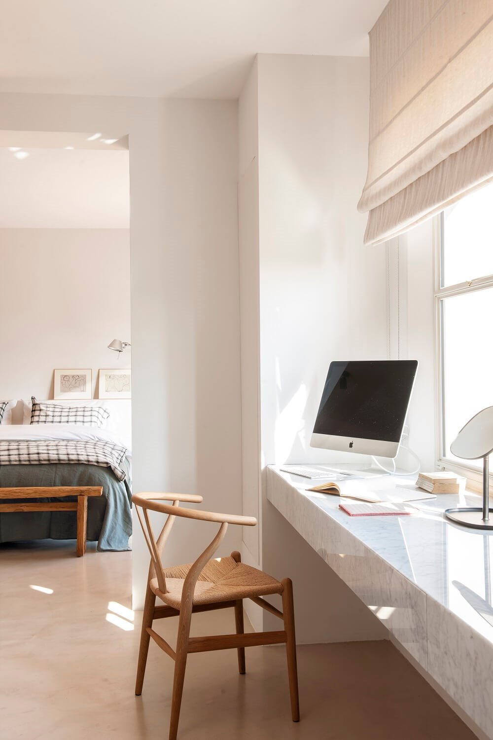 Dormitorio con zona de escritorio de mármol