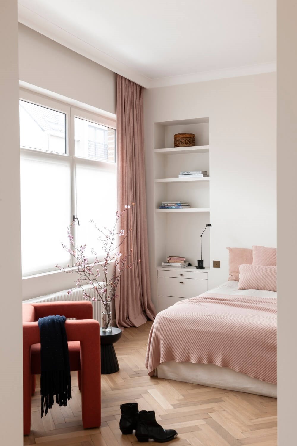 Dormitorio en blanco y rosa