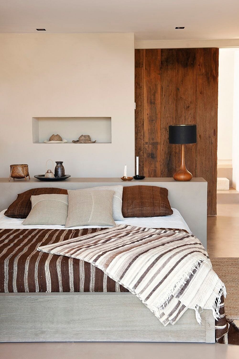 Dormitorio en marrones con mueble y hornacina