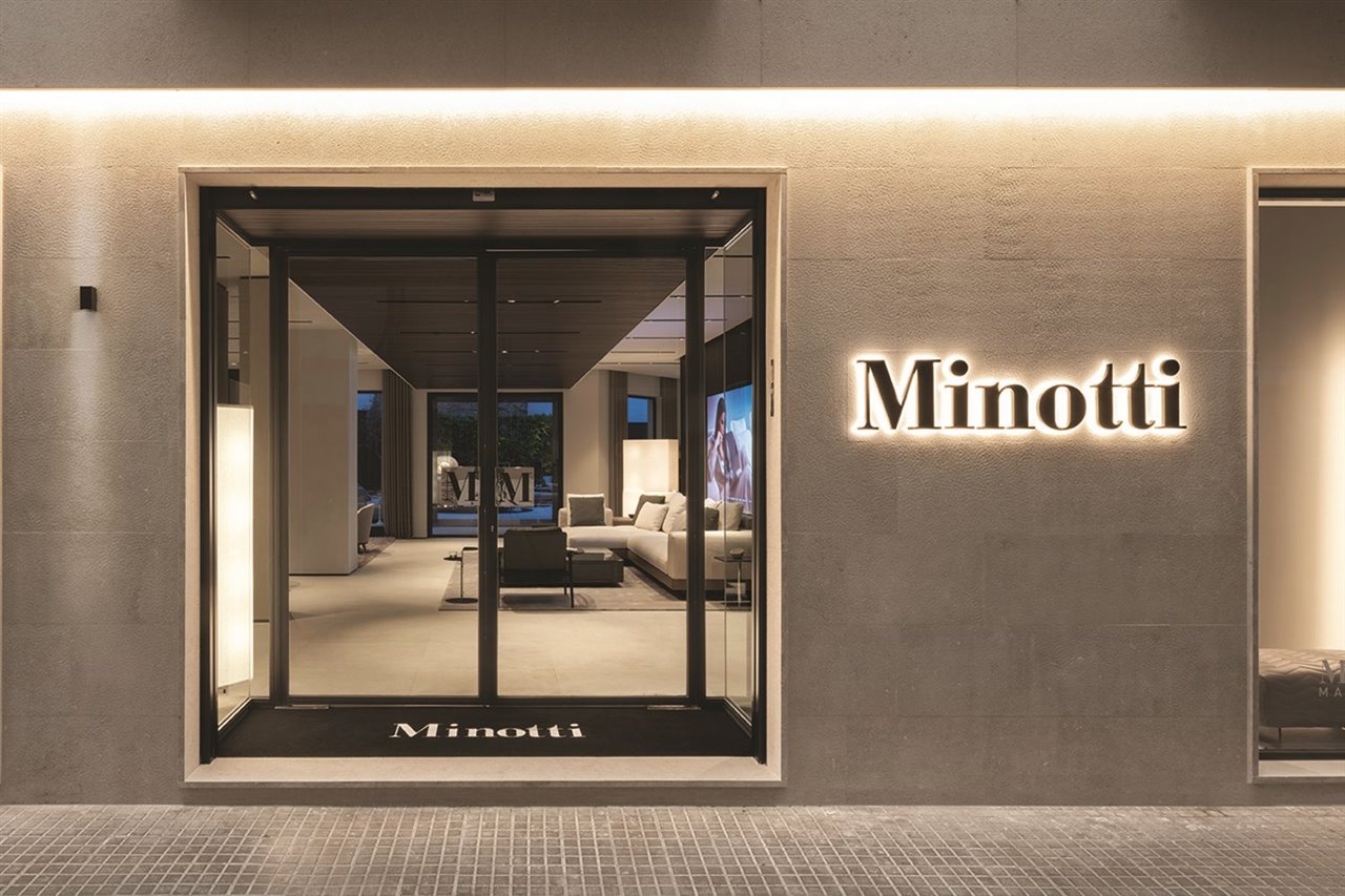 Desde la entrada al nuevo showroom se percibe la fuerte conexión entre el interior y el exterior gracias a un eje central que fusiona con naturalidad ambos espacios.