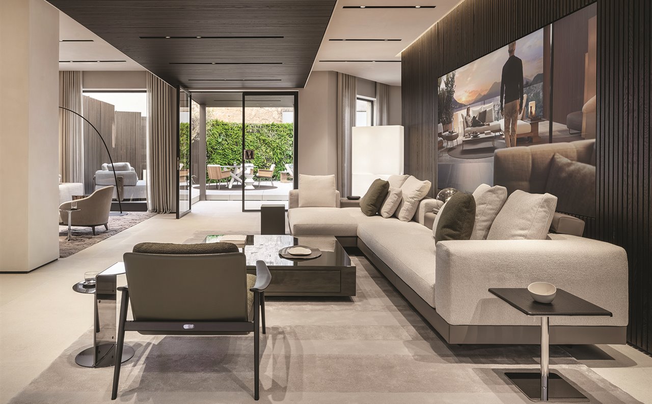 El nuevo espacio ofrece una amplia propuesta de colecciones de Minotti que combinan los auténticos valores Made in Italy con el espíritu internacional de la firma. En primer término, el sofá Connery, de Rodolfo Dordoni.