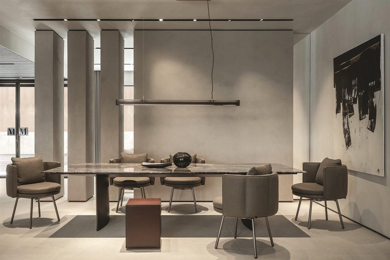 Mesa de comedor Quadrado, de Marcio Kogan / studio mk27, con asientos de la colección Torii, de nendo.