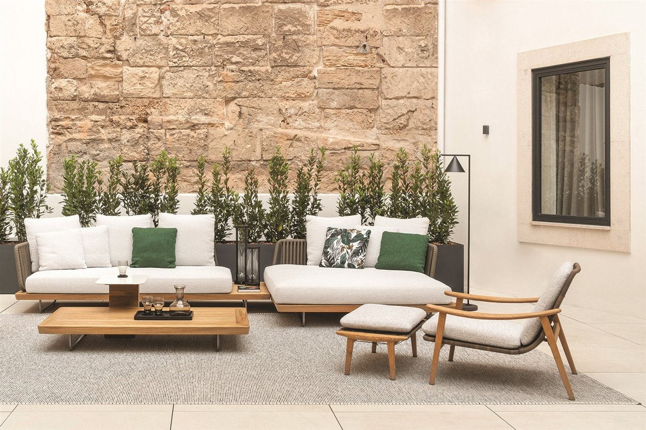 Sofá Sunray, de Rodolfo Dordoni, y butaca Fynn Outdoor, de GamFratesi.