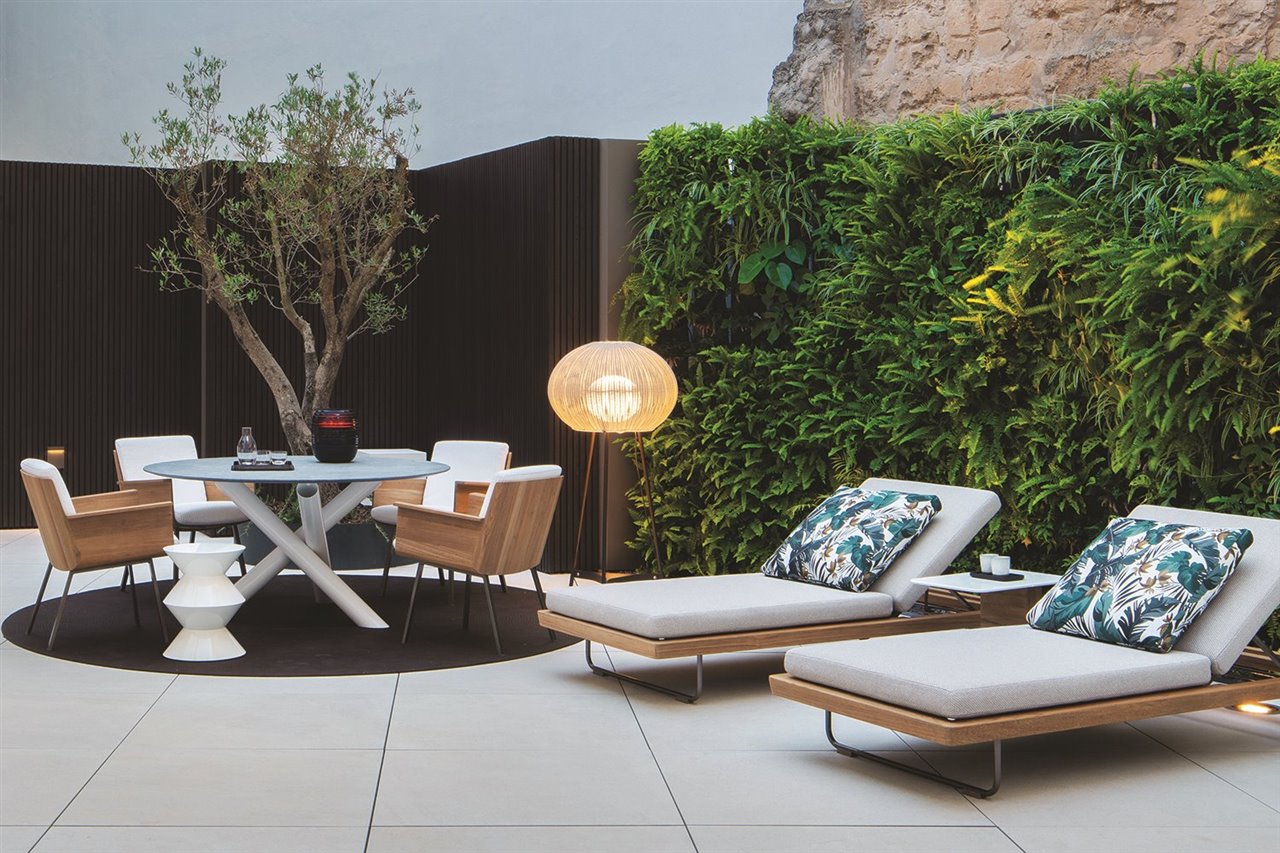 Dos butacas Sunray junto a la mesa Van Dyck, de Rodolfo Dordoni, y las sillas Daiki Outdoor, de Marcio Kogan / studio mk27