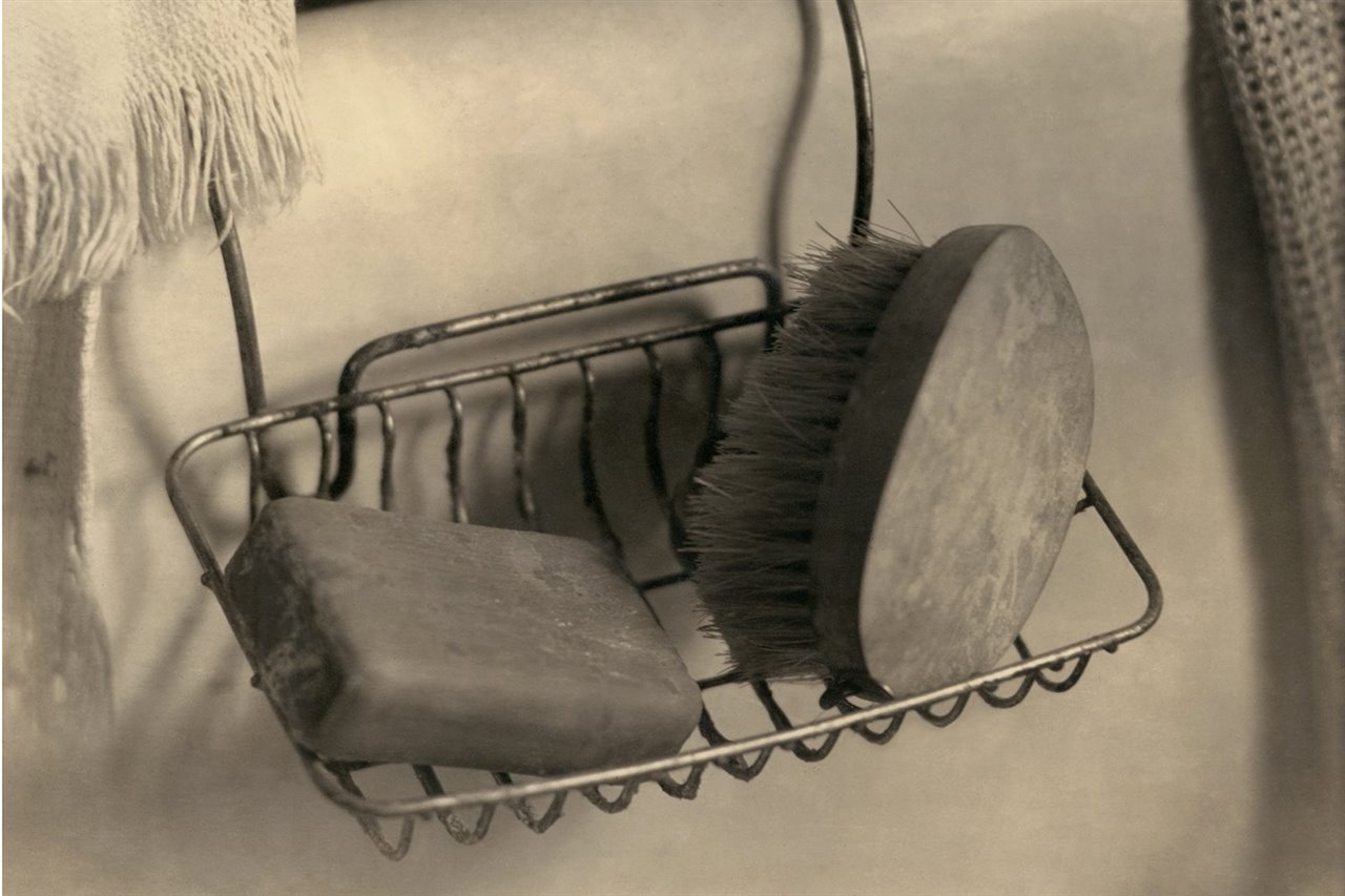 Bodegón costumbrista, una pastilla de jabón y un cepillo en el baño. Margaret Watkins. PhotoEspaña 2021