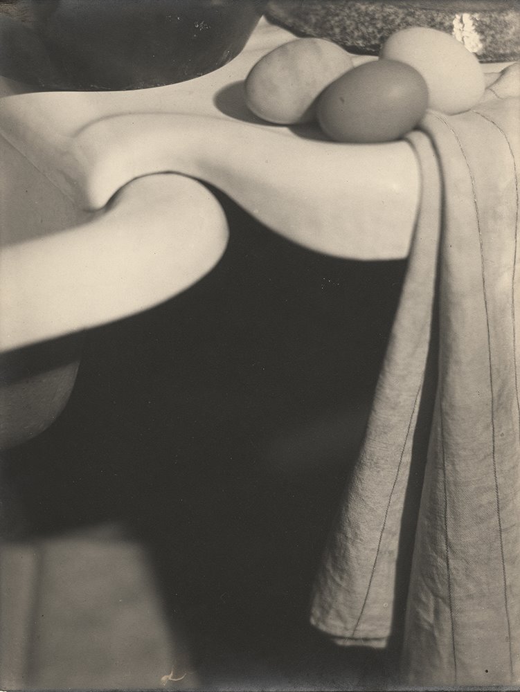 Bodegón en blanco y negro de unos huevos y un trapo en un fregadero. Margaret Watkins. PhotoEspaña 2021
