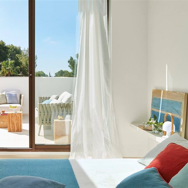 Dormitorio en blanco con detalles en azul y rojo