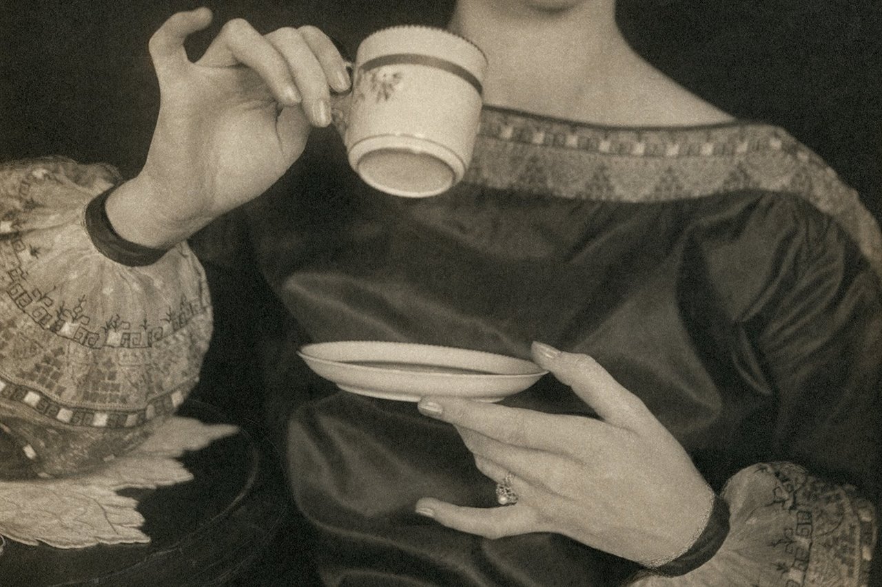 Imagen de una mujer elegante con una taza de café. Margaret Watkins. PhotoEspaña 2021