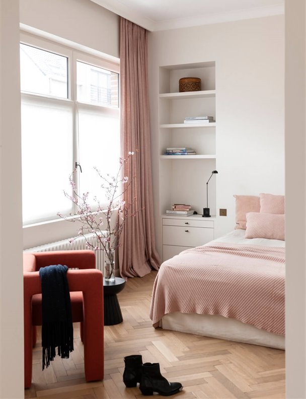 Así es como tienes que amueblar y decorar un dormitorio desde cero: ¡del cabecero a las luces!
