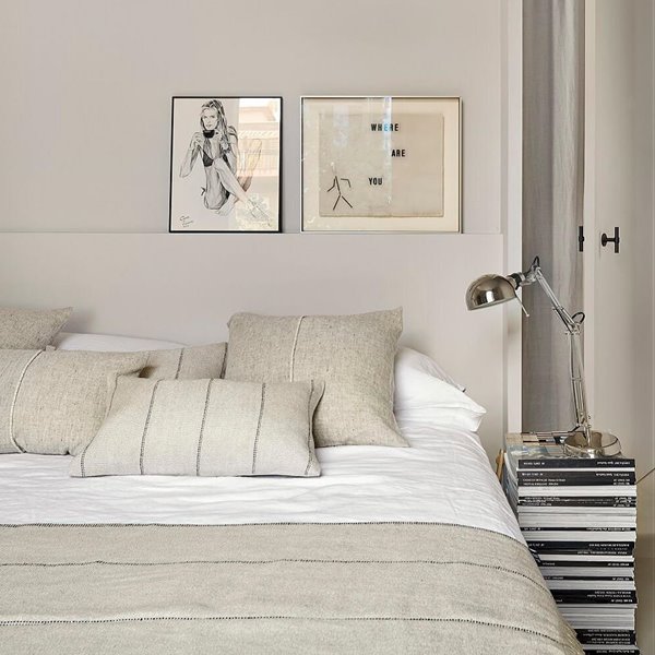 Así es como tienes que amueblar y decorar un dormitorio desde cero: ¡del cabecero a las luces!