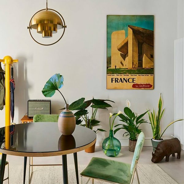 Lámpara de techo en dorado en salón verde