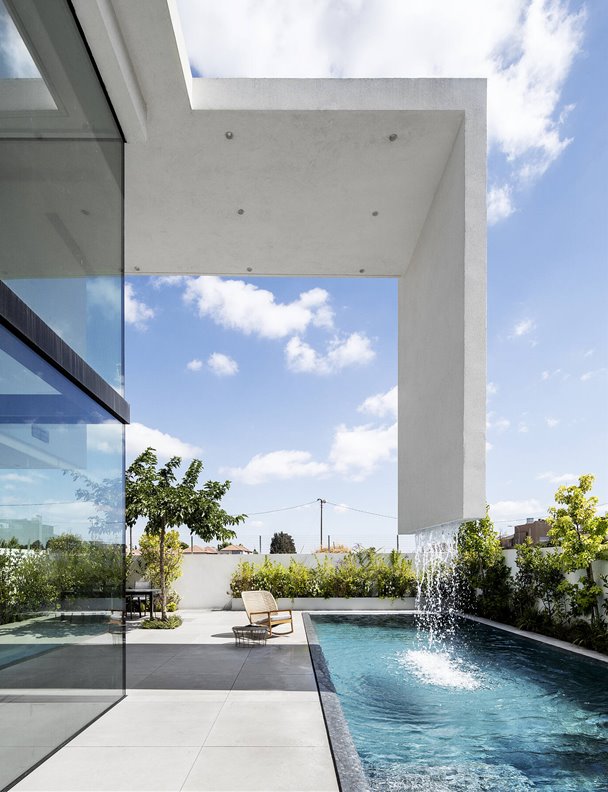 Esta fachada de hormigón esconde dos casas diferentes en Israel