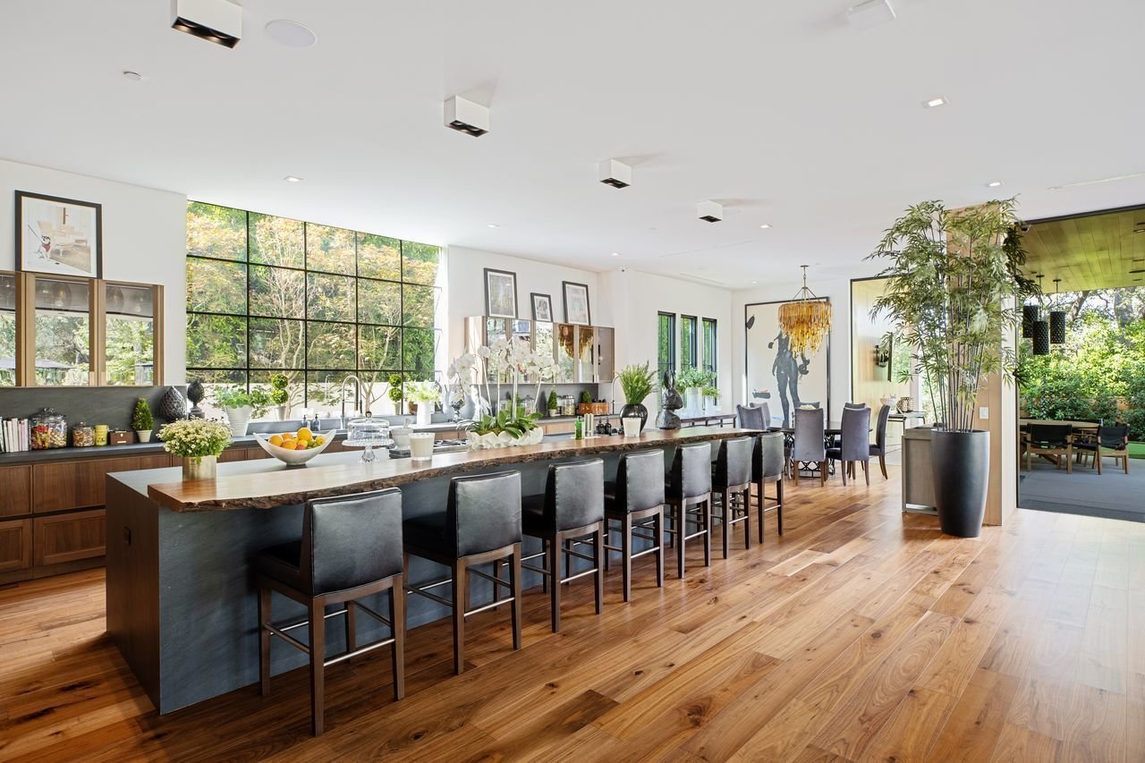 Casa Joe Jonas y Sophie Turner cocina comedor con barra