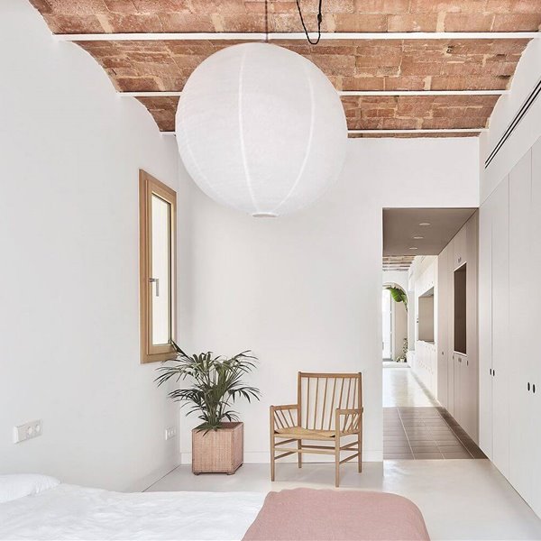Un pisazo en Barcelona funcional, minimalista y con mucho encanto gracias a sus bóvedas