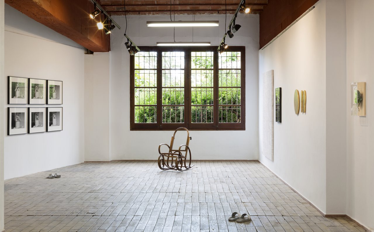 Perspectiva de la galería, que era un antiguo espacio de venta de muebles, con la obra "Despullament" (1991), de Joan Brossa.
