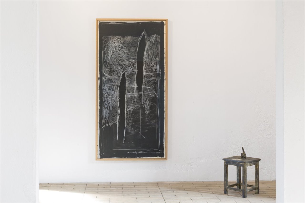 Cuadro 'Paisatge amb xiprers’ (1986), de Hernández Pijuan, y ‘Tamboret’ (1987), de Antoni Tàpies. 