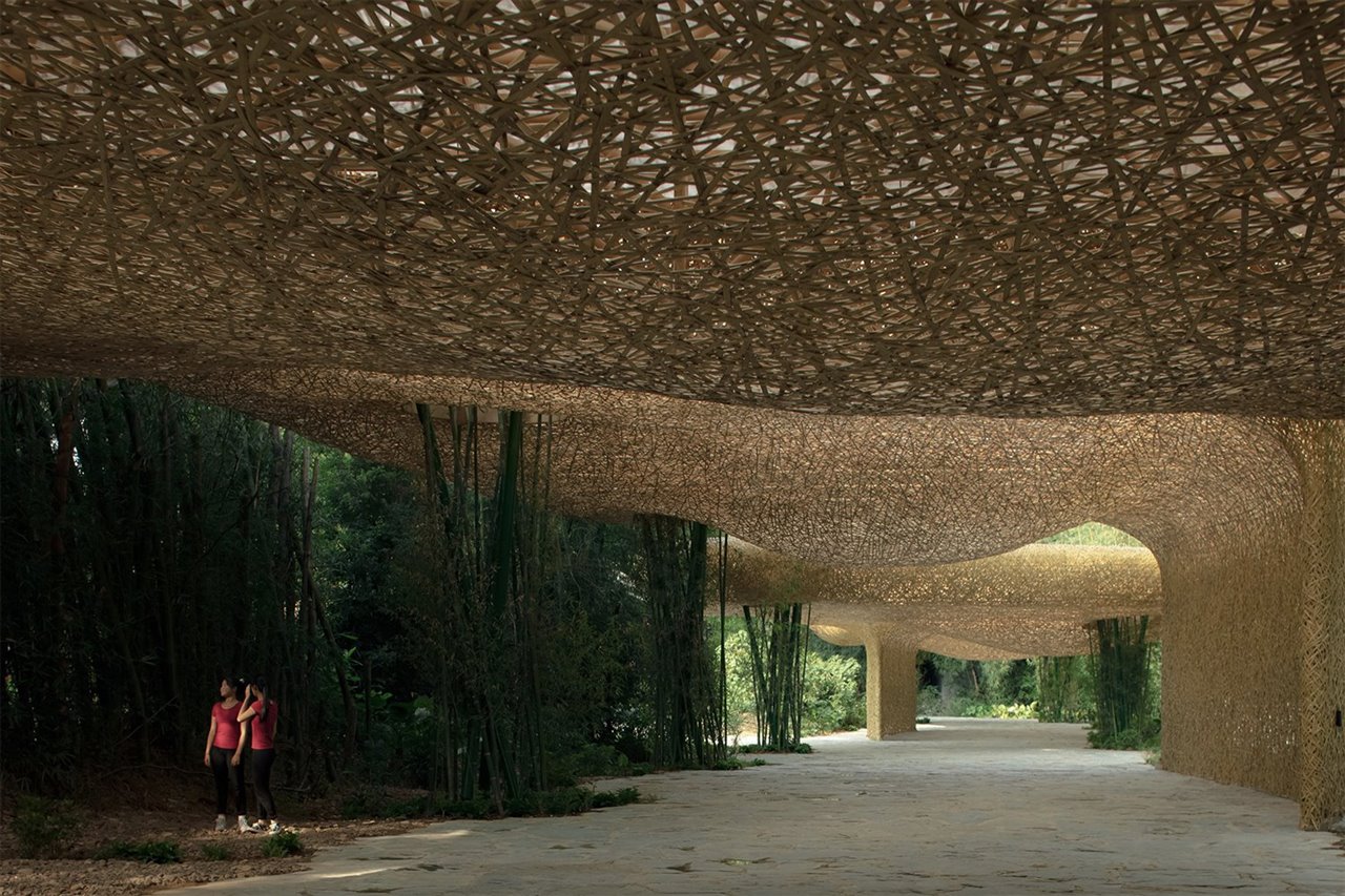 La estructura del pabellón permite a los visitantes andar protegidos de las habituales lluvias mientras se sienten cobijados por una especie de nido gigante que les acoge. 