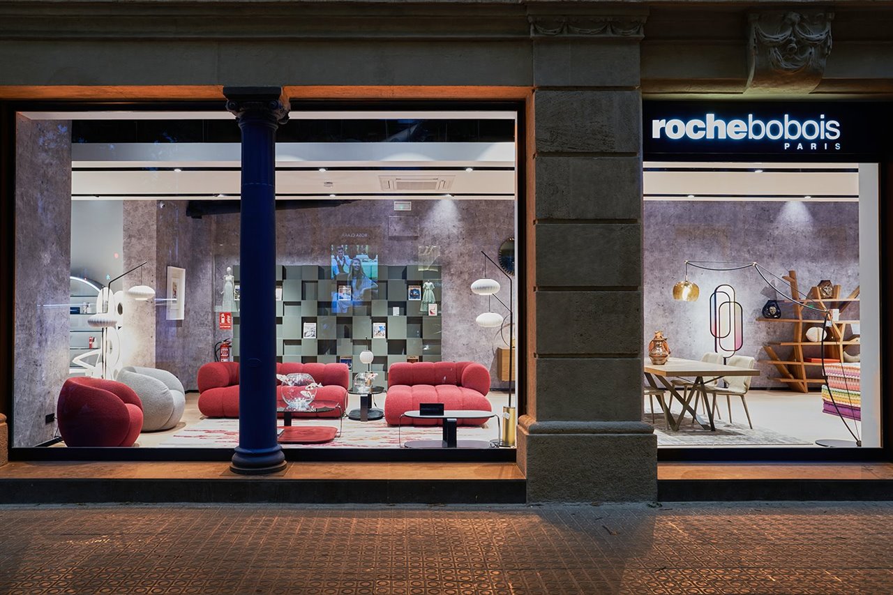 El espectacular escaparate de 40 metros lineales a pie de calle ofrece una gran visibilidad a cualquiera que pase por delante de la tienda.
