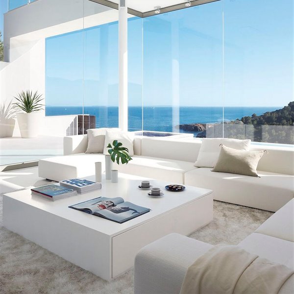 Salón blanco con azul mar y verde
