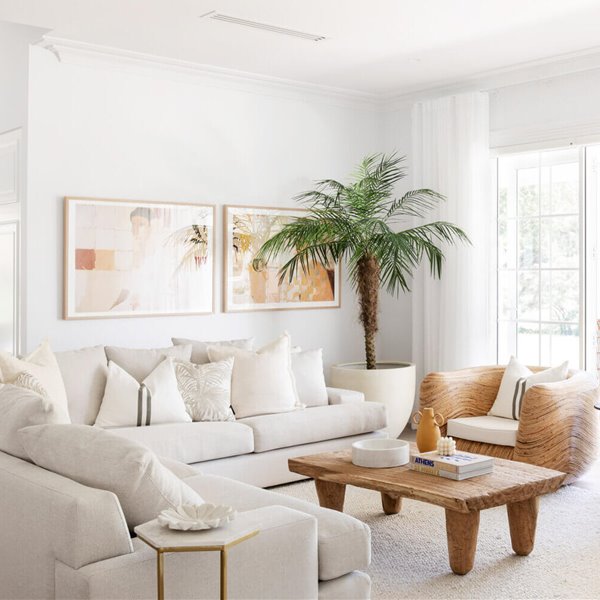 Salón en blanco y madera de una casa en Australia