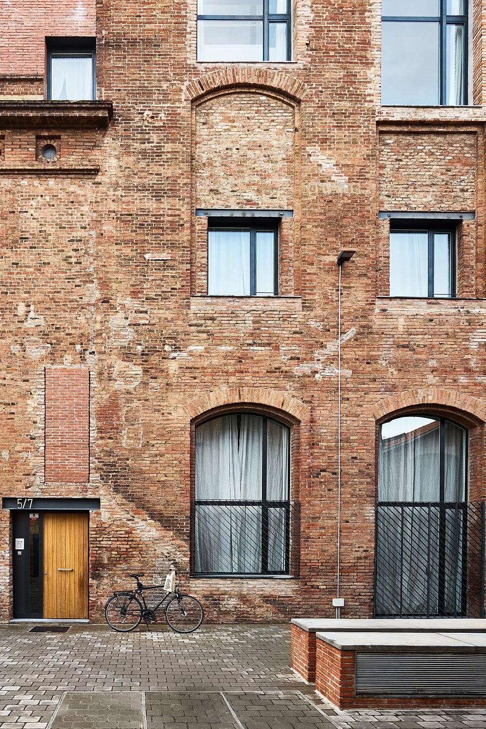 Aun estando ubicado en plena Barcelona, es evidente el pasado neoyorquino de las antiguas fábricas reconvertidas en espacios habitables.
