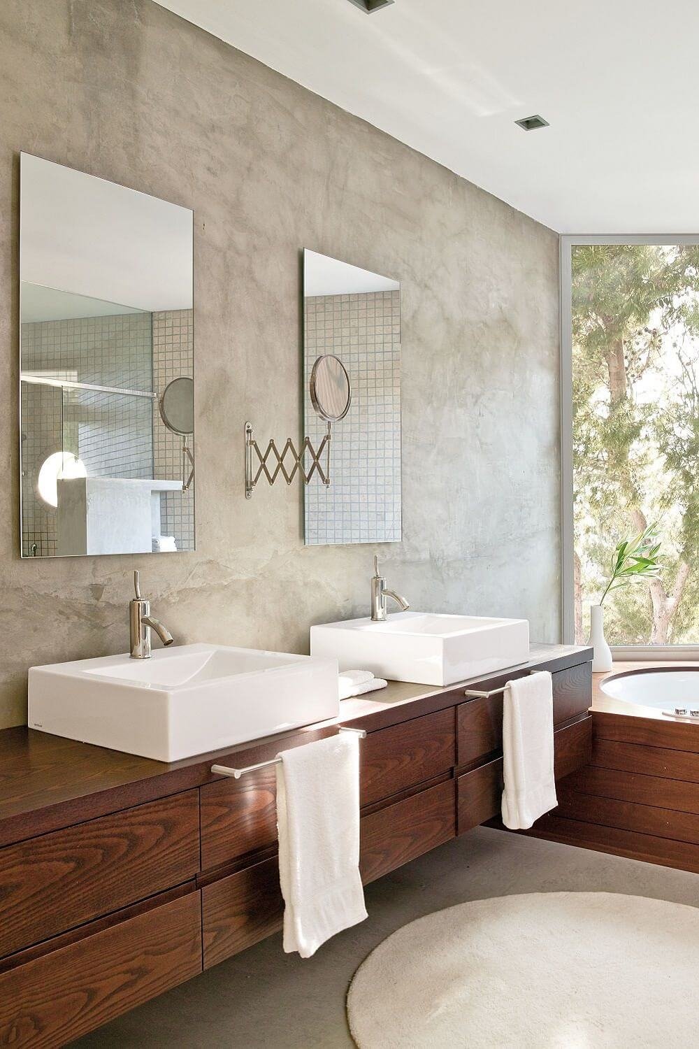 Baño blanco y madera con bañera