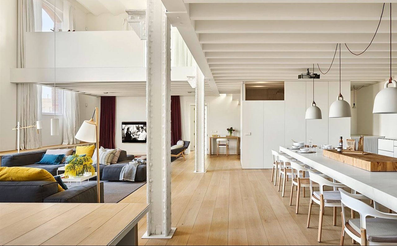 El loft es un espacio diáfano cuyos espacios pueden encontrarse en distintos niveles como se percibe en este, obra de Planell Hirsch Arquitectos.