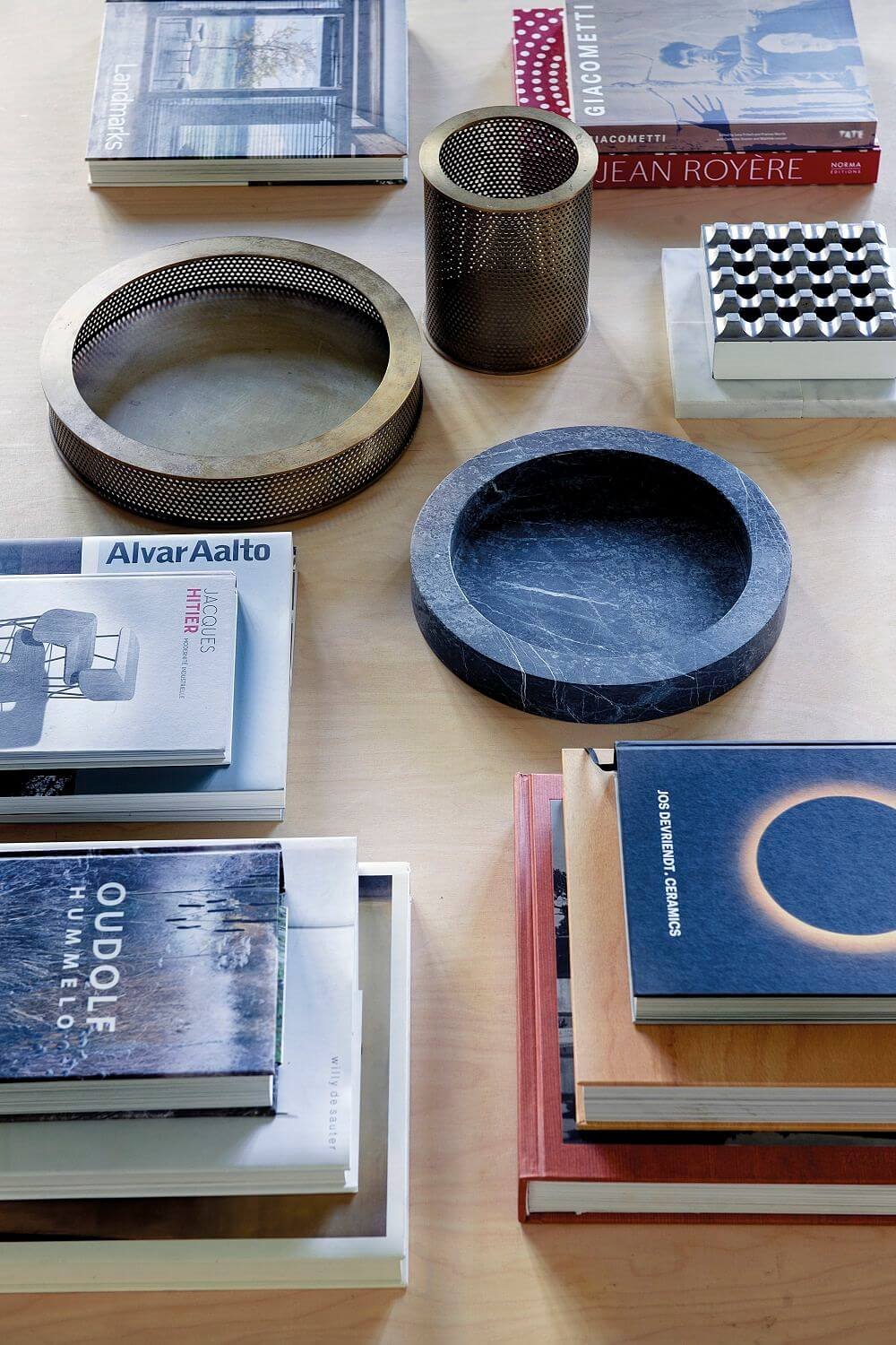 Mesa de centro con libros y figuras