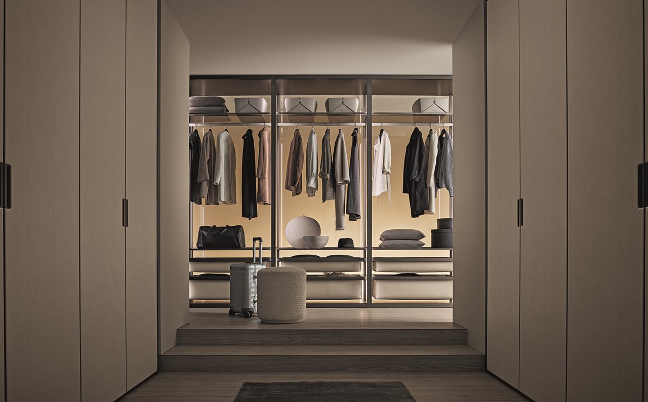 El sistema Cover Open de Rimadesio permite organizar la ropa del armario de una forma lógica y flexible.