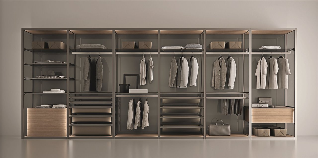 Gracias al sistema Cover Freestanding el armario puede combinar compartimentos abiertos y cerrados.