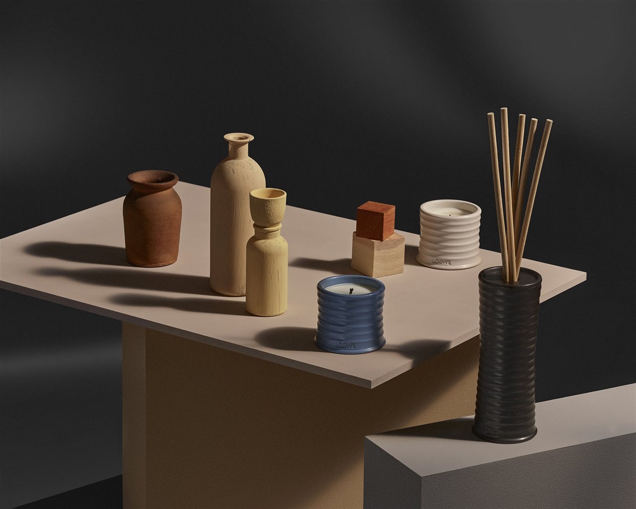Loewe Home Scents habla de naturaleza, de detalles y de arte, por eso sus 11 aromas con formas escultóricas recogen la esencia de plantas y flores.