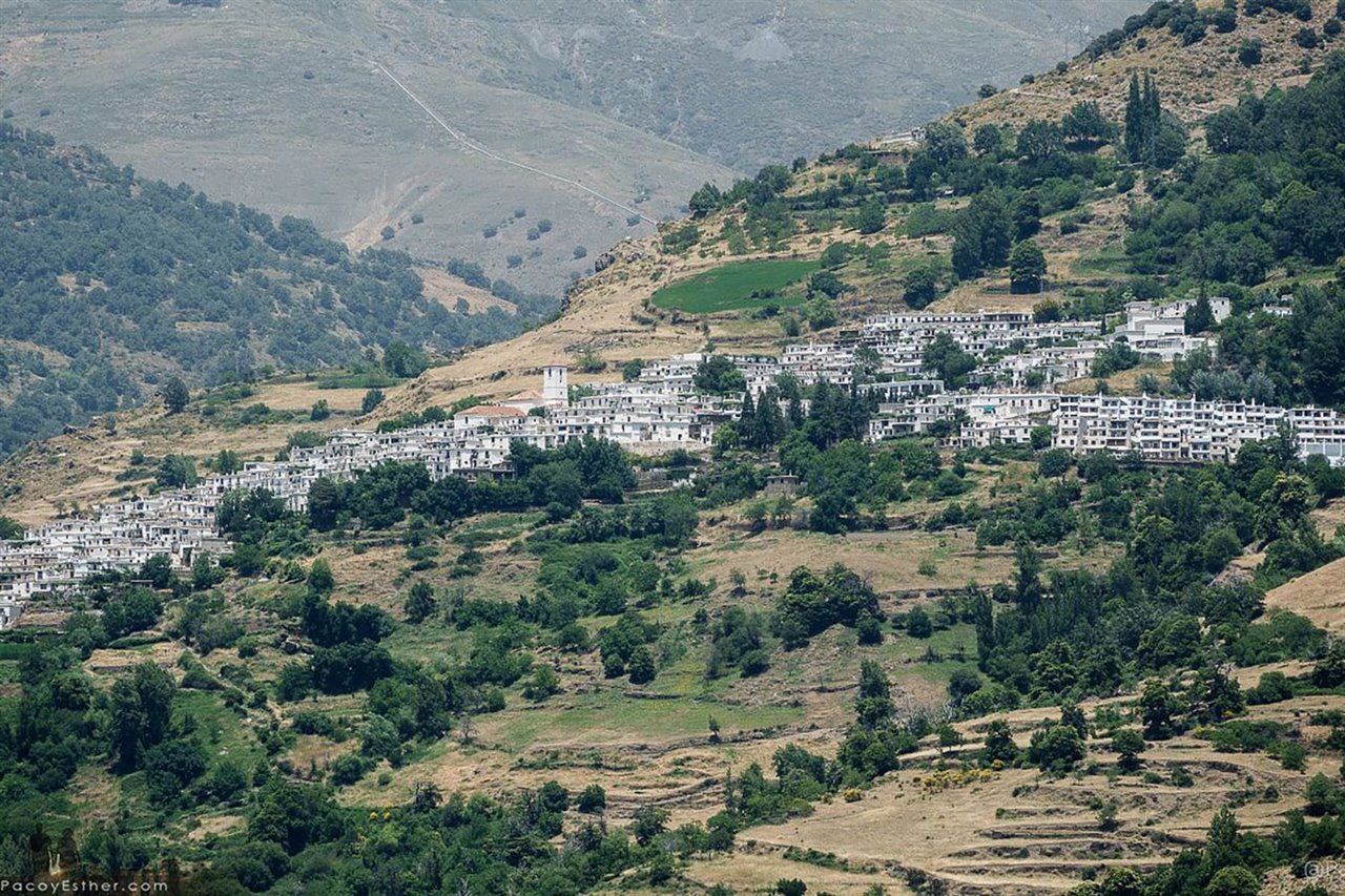 Papaneira. Arquitectura tradicional andaluza y un revivir de las tradiciones artesanas. 
