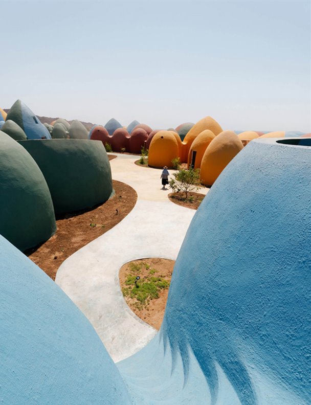Este arcoíris residencial a orillas del Golfo Persa está construido con sacos de tierra