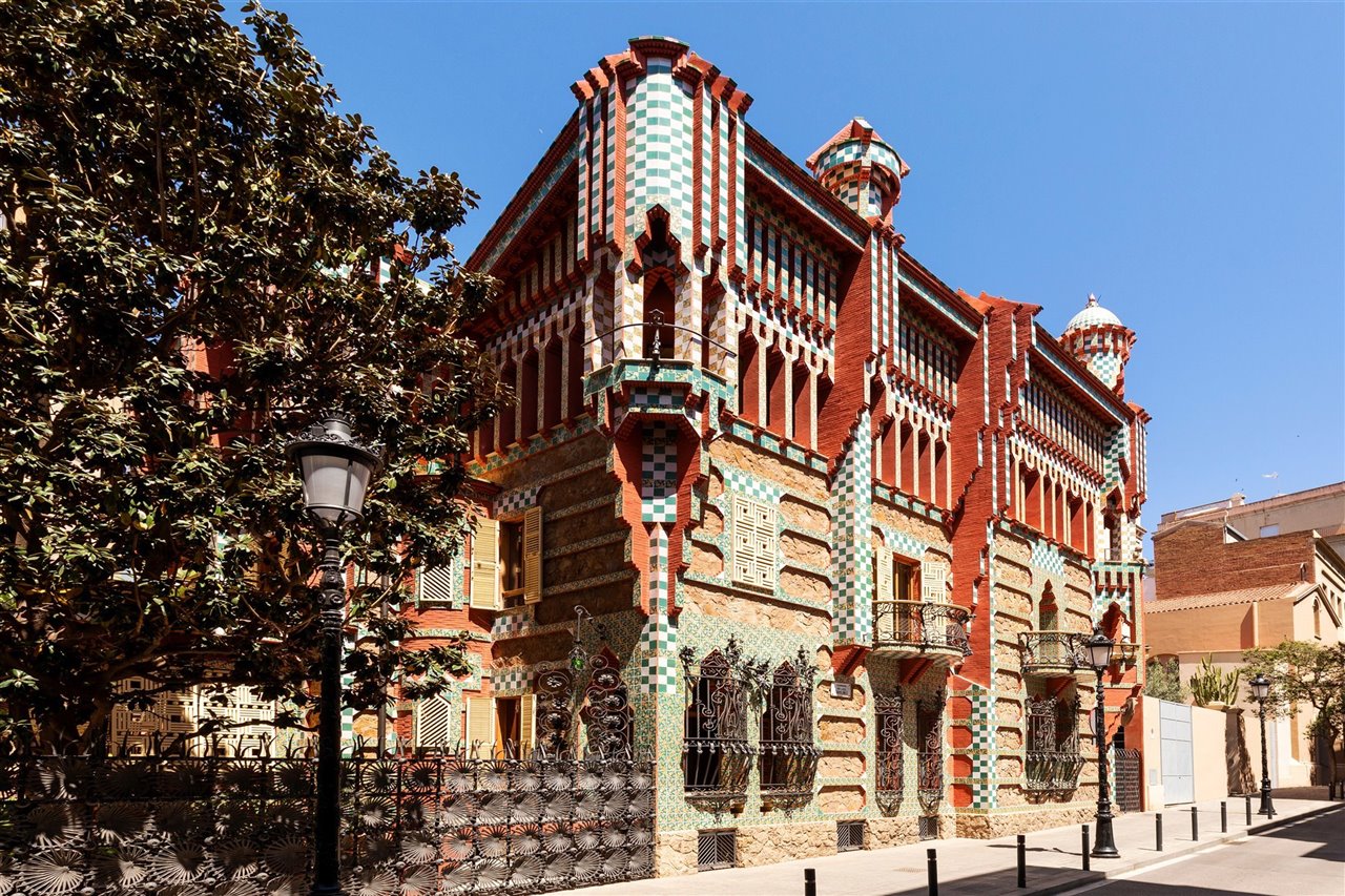 A partir del 12 de julio a las 16 h, la primera persona en reservar en Airbnb ganará una estancia con un acompañante en la primera casa diseñada por Gaudí