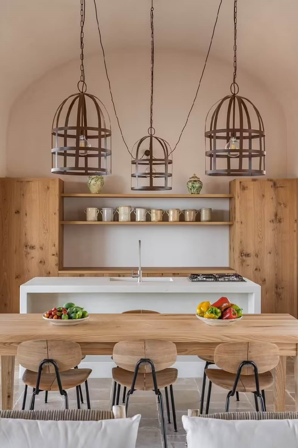 Casa en Italia Orama Relais comedor y cocina con lámparas jaula