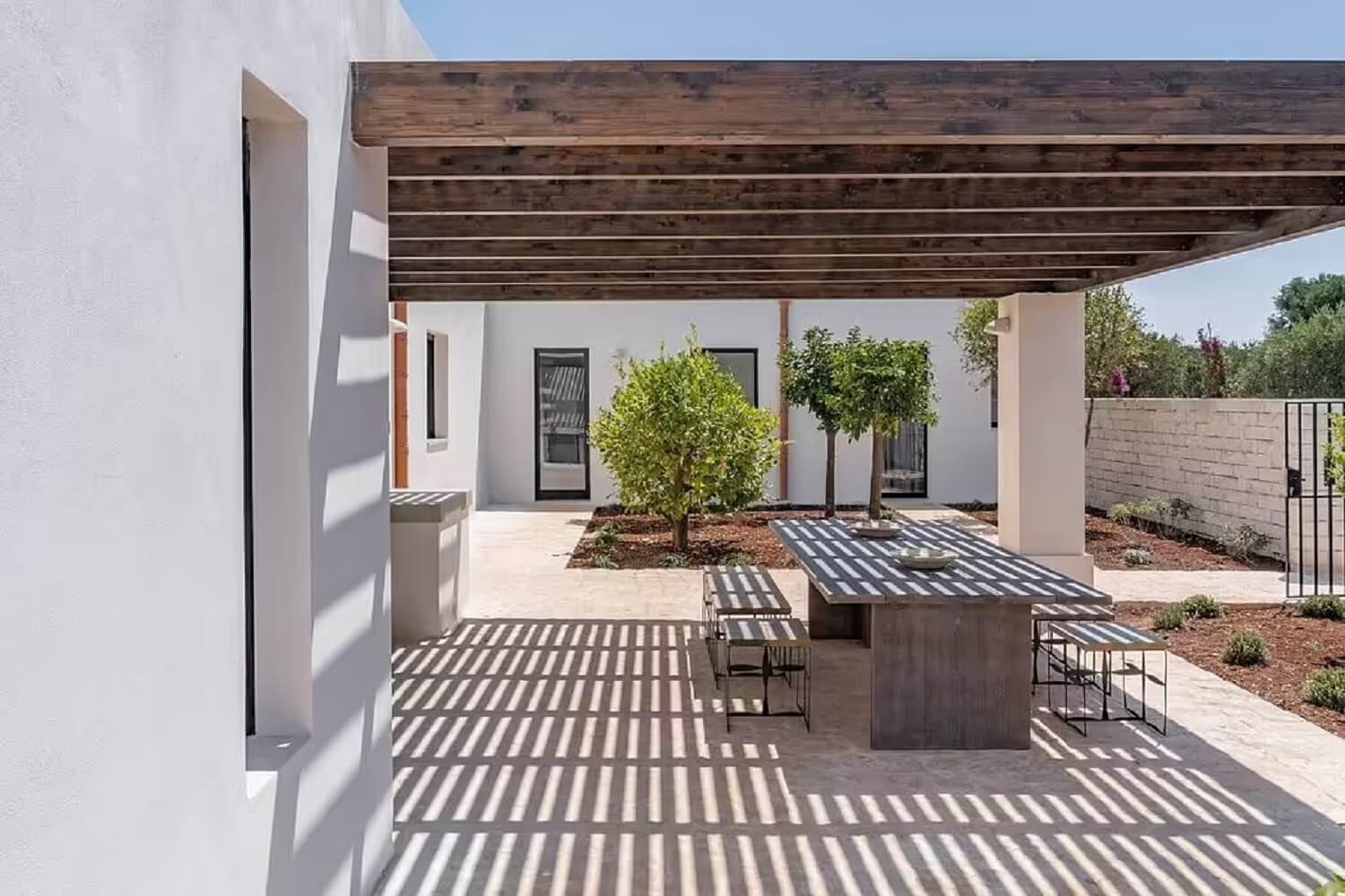Casa en Italia Orama Relais mesa exterior lateral con jardín