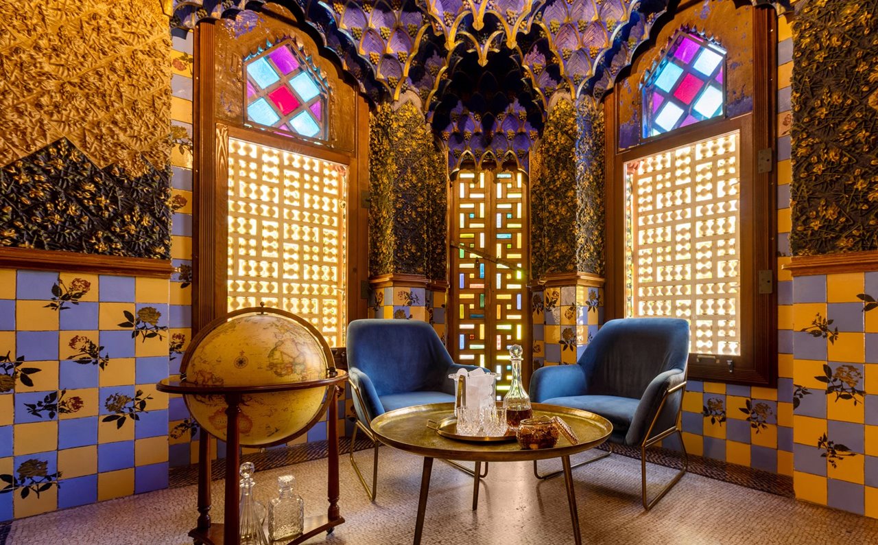 Casa Vocems es la casa-manifiesto donde un joven Gaudí, de apenas treinta años, sentó las bases de lo que sería su arquitectura posterior.