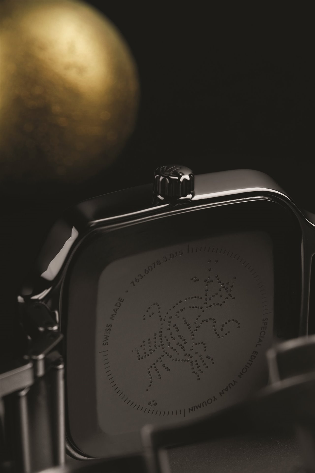 Como remate, el diseñador gráfico Yuan Youmin eligió la imagen de un fénix, el famoso símbolo del renacimiento eterno, para la tapa trasera del reloj.