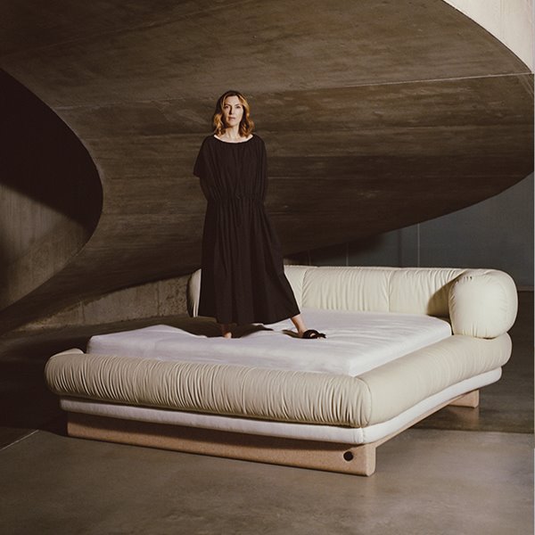 Faye Toogood sobre una cama diseñada para Birkenstock