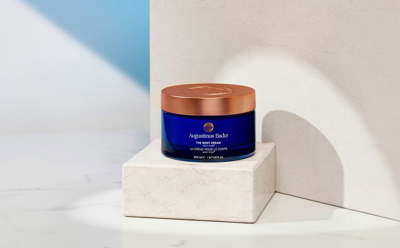 La lujosa marca alemana Augustinus Bader debutó con su primer producto corporal, The Body Cream, en 2019.