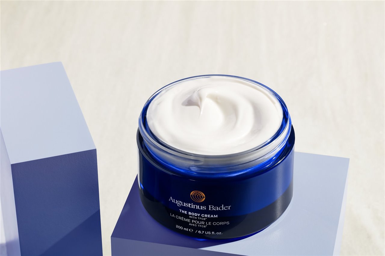 La manteca de karité rejuvenecedora hace de The Body Cream una opción ideal para el cuidado de la piel después de la exposición al sol.