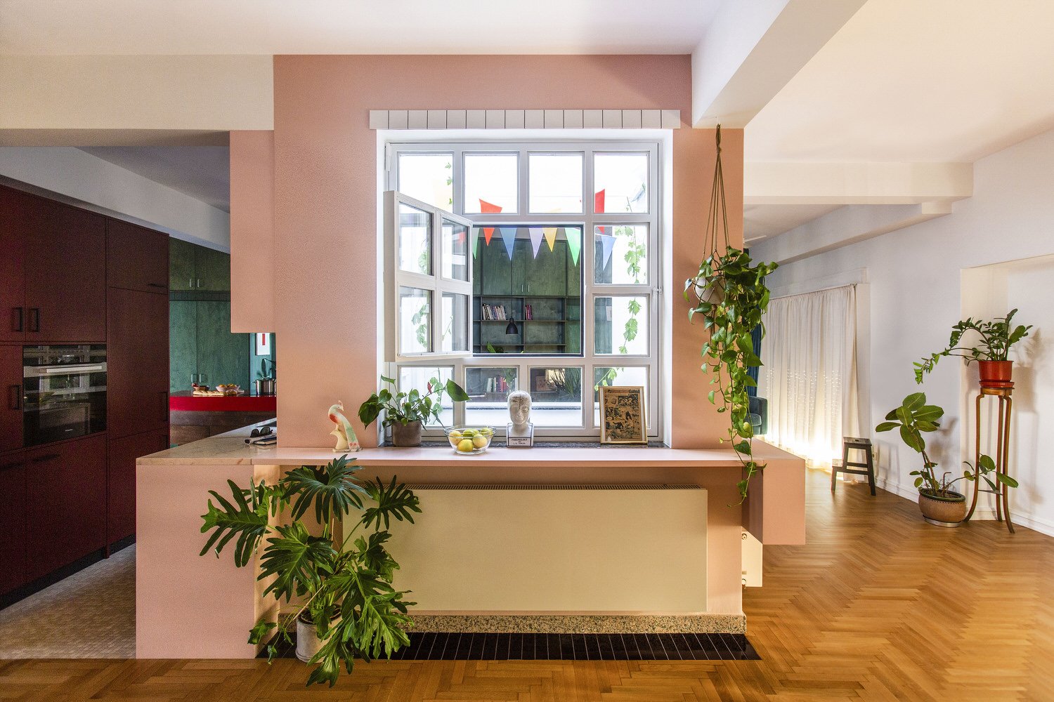salon con caja en piso en Atenas