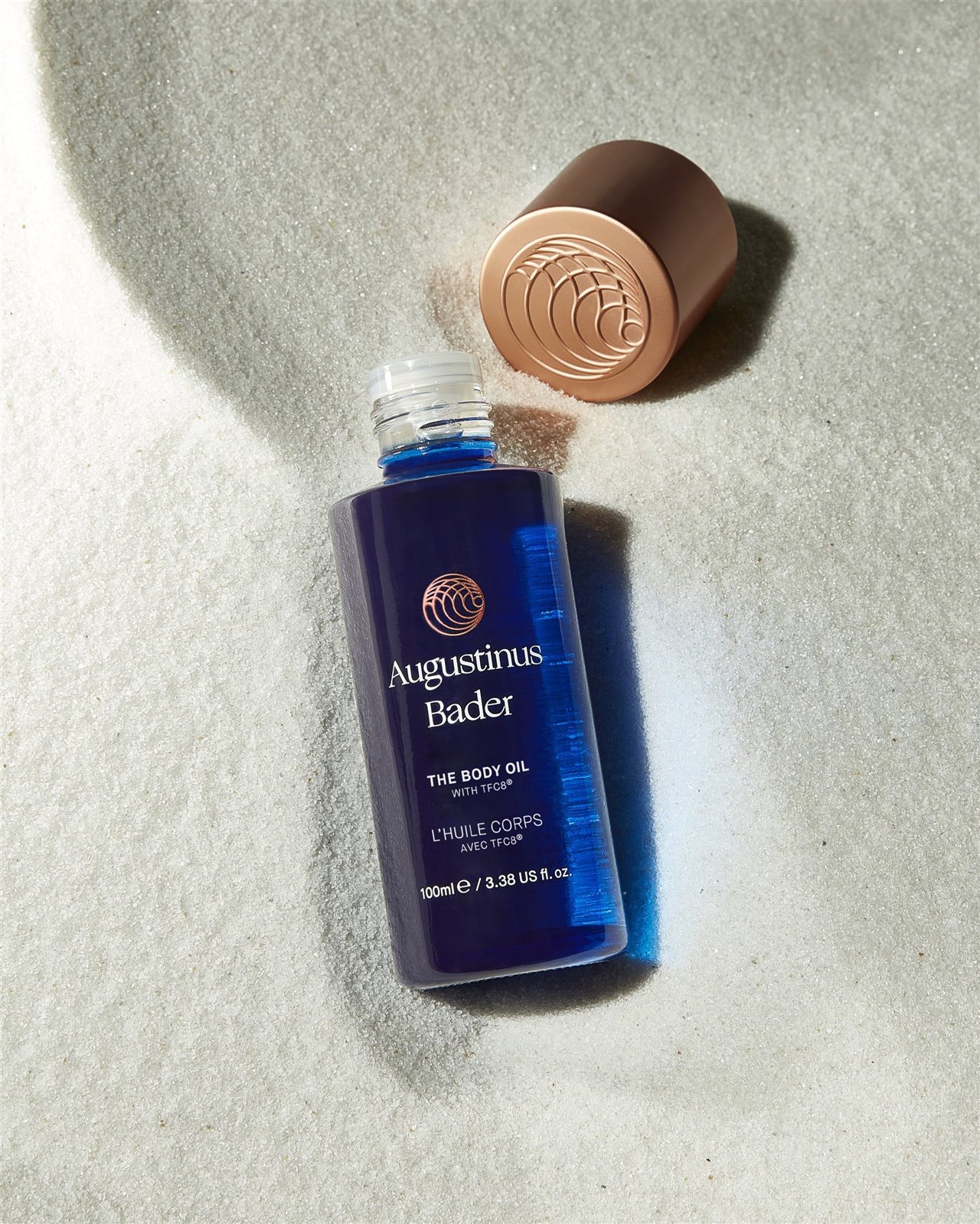 The Body Oil retiene los aceites botánicos nutritivos, como la fruta de oliva y el argán, para ayudar a mantener la piel completamente hidratada.