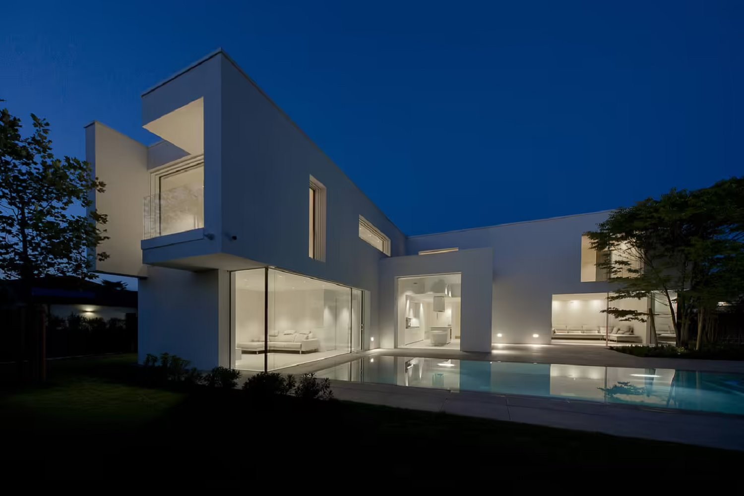 Casa F+T+3 en Italia de noche