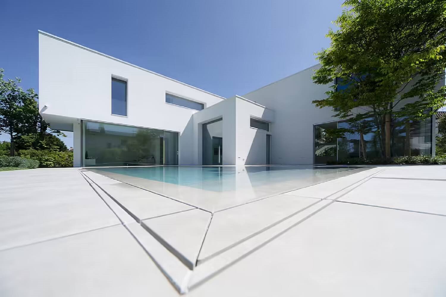Casa F+T+3 en Italia fachada y piscina 