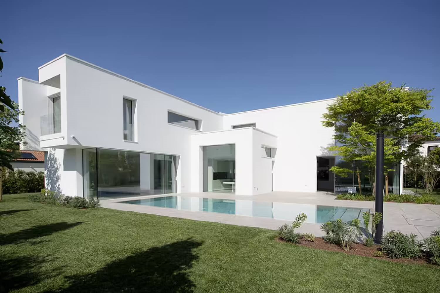 Casa F+T+3 en Italia fachada y piscina 